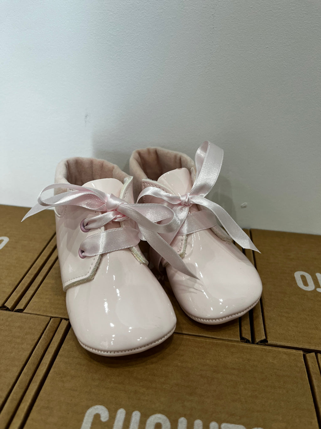 Gloss & Bow Baby Booties – Cuquito Collection