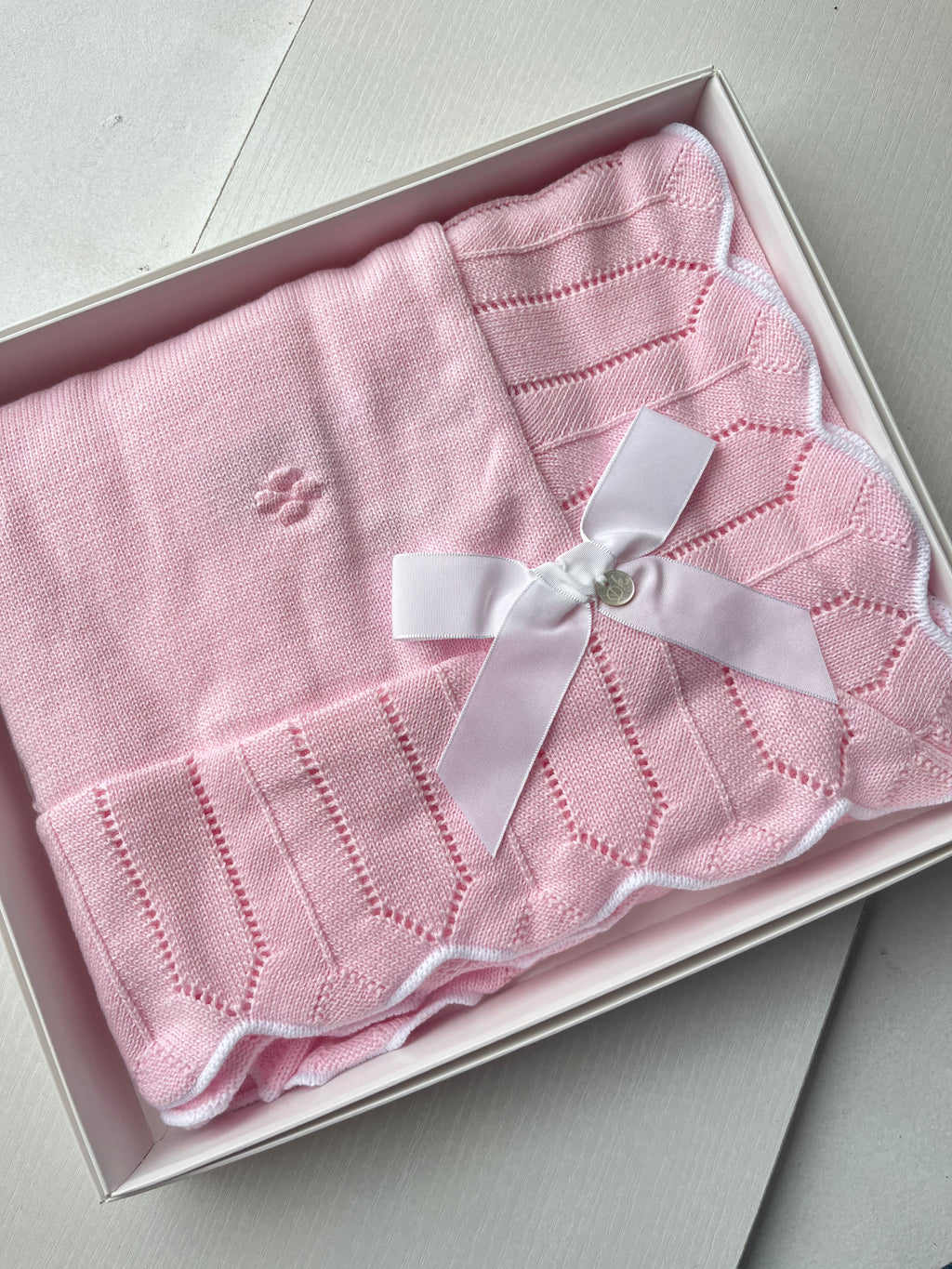 Wrapped in love, tied with a bow. The Dr. Kid knit blanket is here – soft, gift-ready, and simply beautiful.