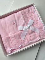 Wrapped in love, tied with a bow. The Dr. Kid knit blanket is here – soft, gift-ready, and simply beautiful.