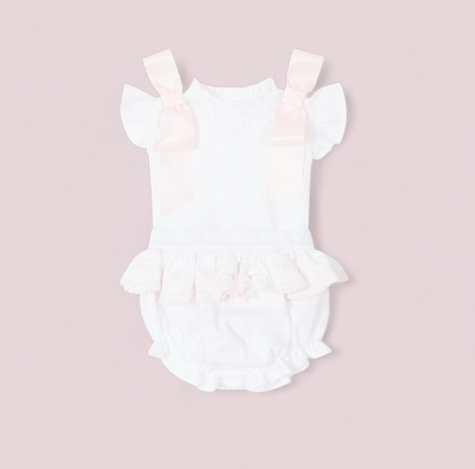 Get ready for some serious cuteness overload with the Deolinda Benji Bib! Made from soft and breathable cotton, this romper is perfect for those hot summer days. Featuring delicate lace trim, it's the perfect mix of cute and comfy.&nbsp;
